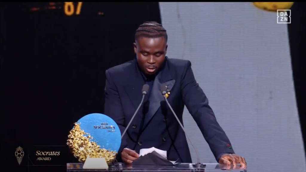 [VIDEO] Burna Boy presents Sócrates award to Arsenal star Bukayo Saka ...